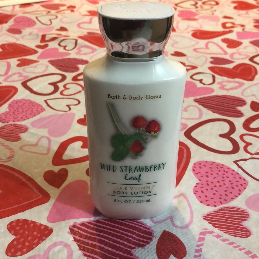 3 FOR 20 🛍 Wild strawberry leaf body lotion